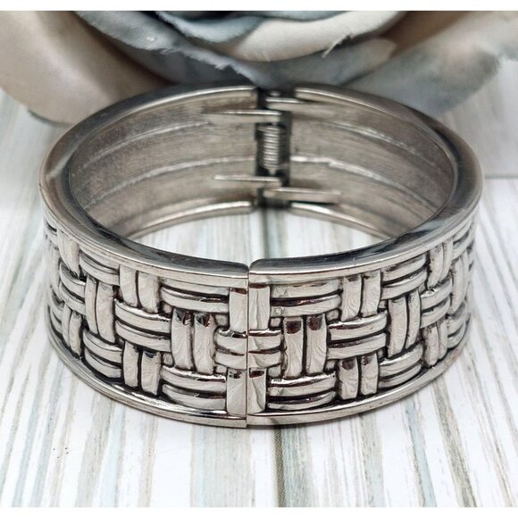 Cute Silver Tone Hinged Bangle Bracelet Textured Woven Look - Picture 10 of 12